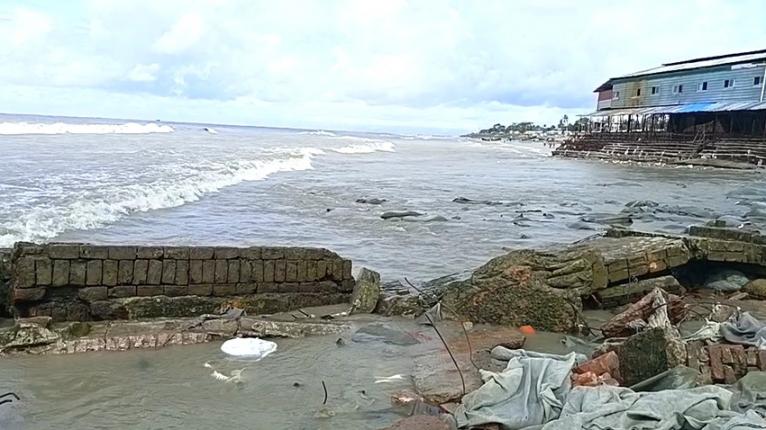 বর্ষায় ভাঙনে অস্তিত্ব সংকটে কুয়াকাটা সৈকত