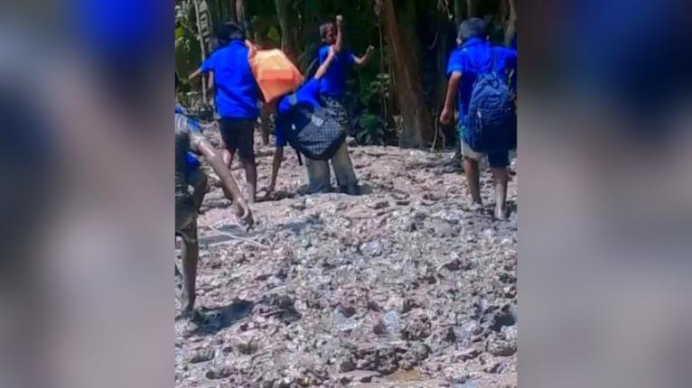 গলাচিপায় ৩ কিলোমিটার সড়কে হাঁটুপানি কাদা, দুর্ভোগে ২০ হাজার মানুষ