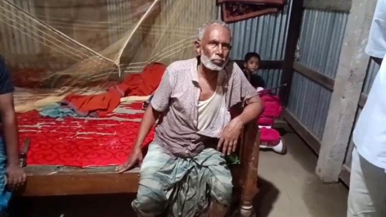 দুমকিতে তরুণীকে উত্ত্যক্তের অভিযোগে ইউপি সদস্য বিএনপি নেতাকে শিকলে বেঁধে আটক