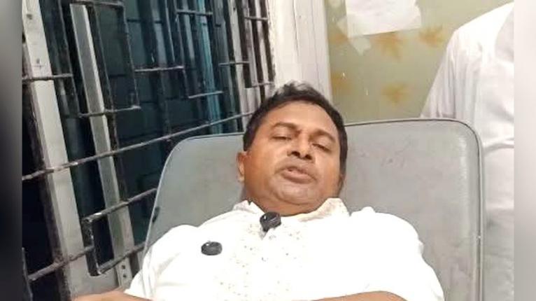 মনপুরায় আহত কলেজ অধ্যক্ষ মো. মহিউদ্দিন মিয়া।
