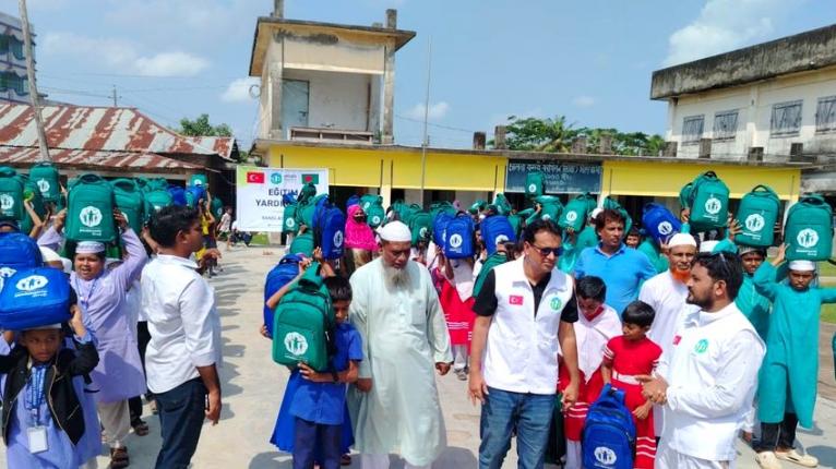 উপকূলের সুবিধাবঞ্চিত ১৫০ শিক্ষার্থীর হাতে শিক্ষা উপকরণ