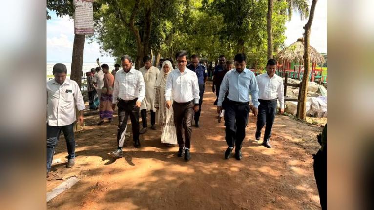 মঠবাড়িয়ায় সরকারি প্রতিষ্ঠান ও উন্নয়ন প্রকল্প পরিদর্শনে জেলা প্রশাসক