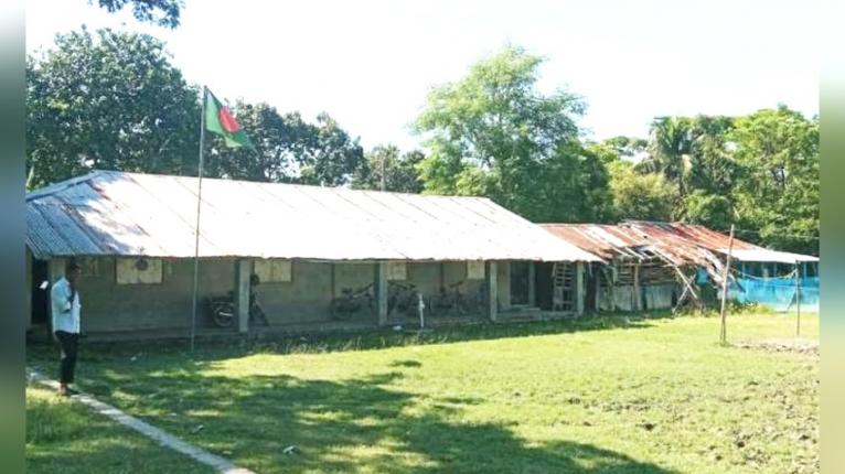 বরগুনার তালতলীতে ঝুপড়িঘরে ক্লাস, পাশে ৭ কোটি টাকার অর্ধনির্মিত ভবন