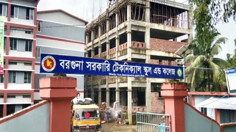 বরগুনায় ১১ কোটি টাকার ভবন নির্মাণে নিম্নমানের সামগ্রীর অভিযোগ