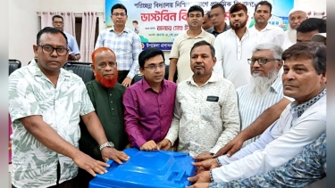 গৌরনদীর প্রাথমিক বিদ্যালয়ে ডাস্টবিন বিতরণ