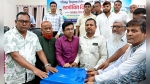 গৌরনদীর প্রাথমিক বিদ্যালয়ে ডাস্টবিন বিতরণ