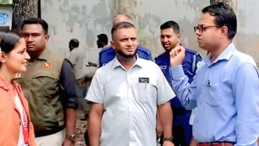 গৌরনদী গার্লস স্কুলের ক্যান্টিন পরিদর্শন, শিক্ষার্থীদের সতর্ক করলেন এসিল্যান্ড