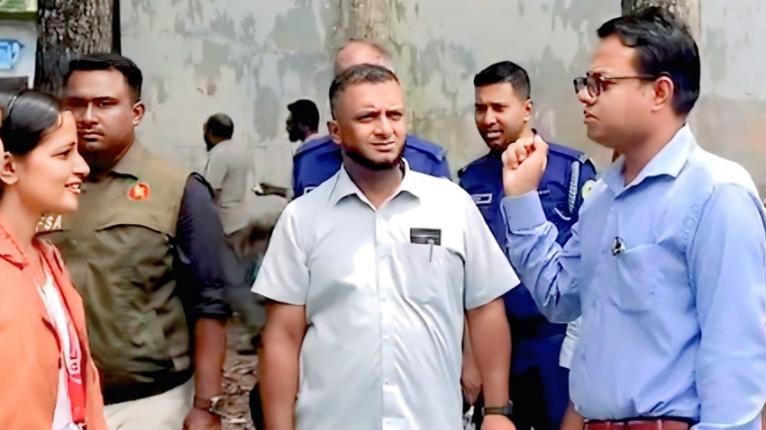 গৌরনদী গার্লস স্কুলের ক্যান্টিন পরিদর্শন, শিক্ষার্থীদের সতর্ক করলেন এসিল্যান্ড