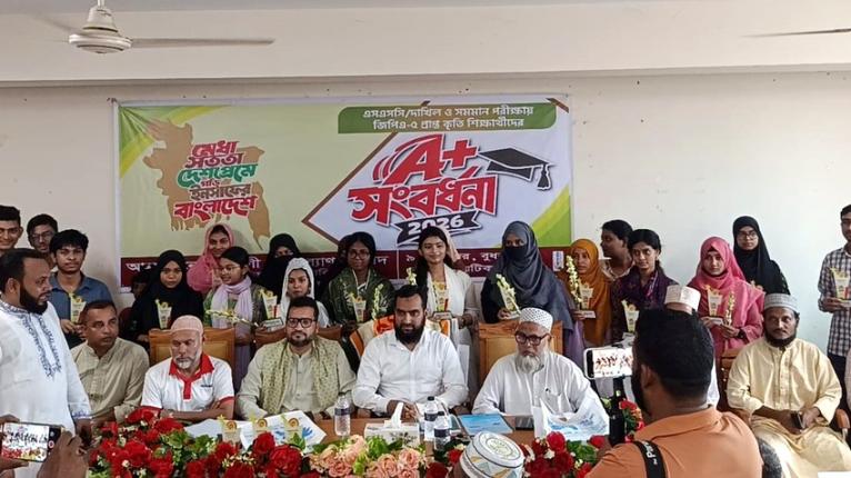 বেতাগীতে কৃতি শিক্ষার্থীদের সংবর্ধনা, আদূরীর পড়াশোনার দায়িত্ব নিল সংগঠন