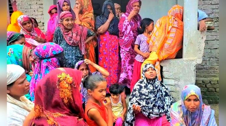 শোকাহত পরিবারকে সমবেদনা জানাতে উপস্থিত স্বজনদের ভির। ছবি- সংগৃহীত