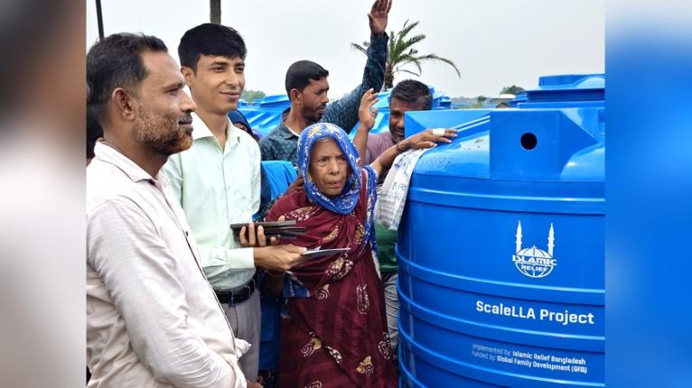 কয়রায় চার শতাধিক অসহায় পরিবারের মাঝে বৃষ্টির পানি সংরক্ষণের ট্যাংক বিতরণ