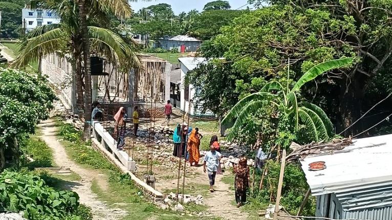 কুয়াকাটা সমুদ্রে বিলীন জমি, এবার সুবিধাজনক স্থানে দাবি করে দখলের চেষ্টা!