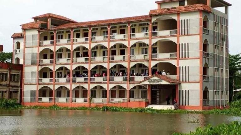 শিক্ষক-লাইব্রেরিয়ানের বিরুদ্ধে মাদ্রাসার টেবিল-বেঞ্চ বিক্রির অভিযোগ