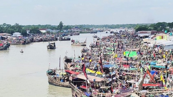 জ্বালানি তেলের দাম বৃদ্ধিতে ক্ষোভ, ভর্তুকির দাবি কুয়াকাটা-মহিপুরের জেলেদের