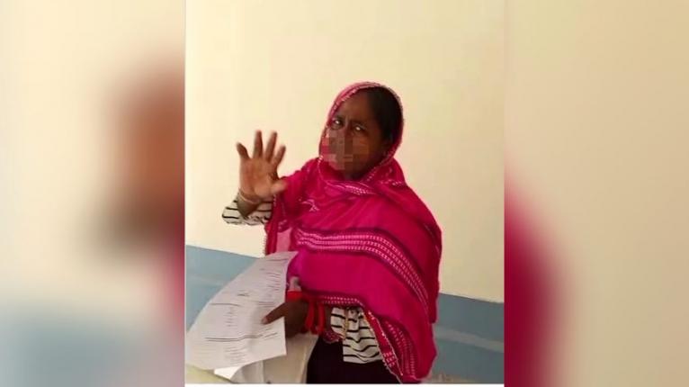 অফিসে সরেজমিনে অভিযুক্ত আরেক নারীকে হাতেনাতে পাওয়া গেলে এভাবেই দ্রুত সটকে পড়েন।
