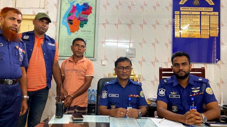 পিস্তল ও ৬ ককটেল সদৃশ বস্তুসহ ডাকাতদলের সর্দার গ্রেপ্তার