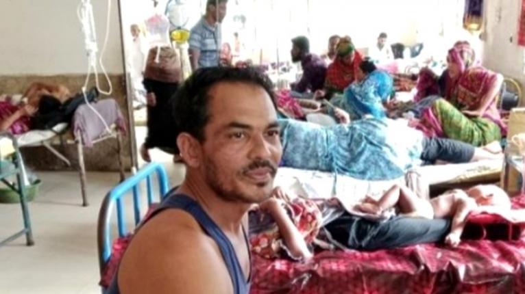 গলাচিপা হাসপাতালে উপচে পড়া ভিড়, একই ওয়ার্ডে হাম-ডেঙ্গুর রোগী
