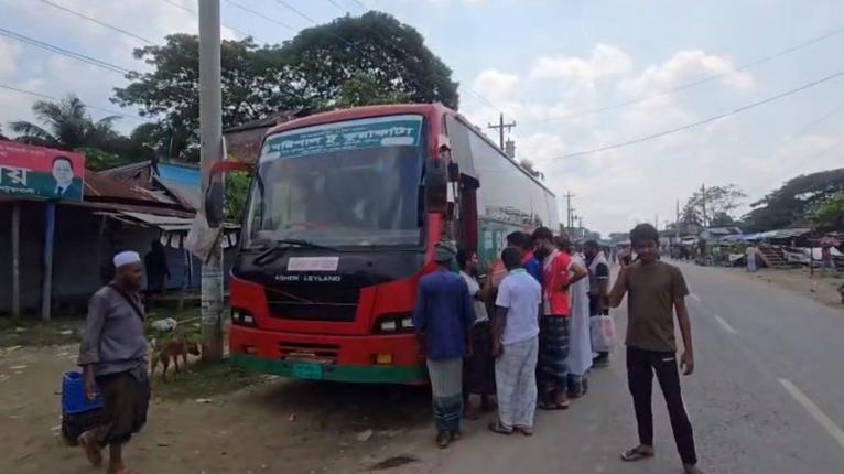 শিশু মাহিনের ঘাতক বিআরটিসি বাসটি স্থানীয়রা আটক করলে ছবিটি তোলা হয়েছে।