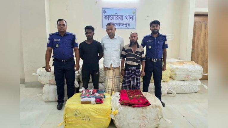 ভাণ্ডারিয়ায় ভারতীয় শাড়ি-পাঞ্জাবিসহ তিনজন আটক, ট্রাক জব্দ