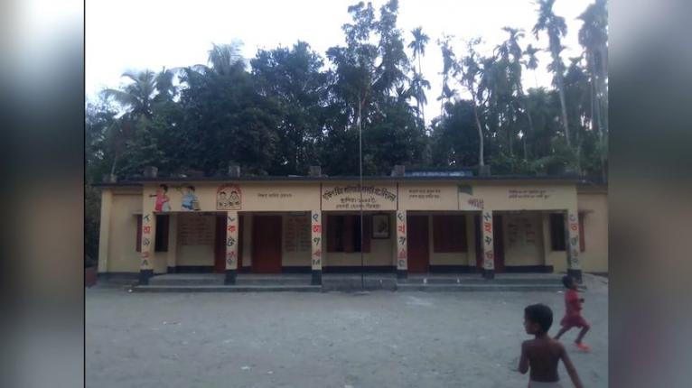 নেছারাবাদে স্কুল ফিডিংয়ের দুধ উধাও, দুই যুবকের বিরুদ্ধে চুরির অভিযোগ