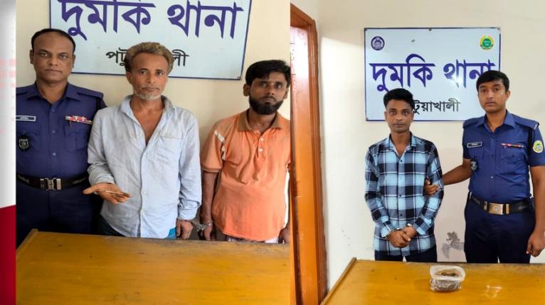 দুমকিতে পৃথক অভিযানে ৩ মাদককারবারি আটক