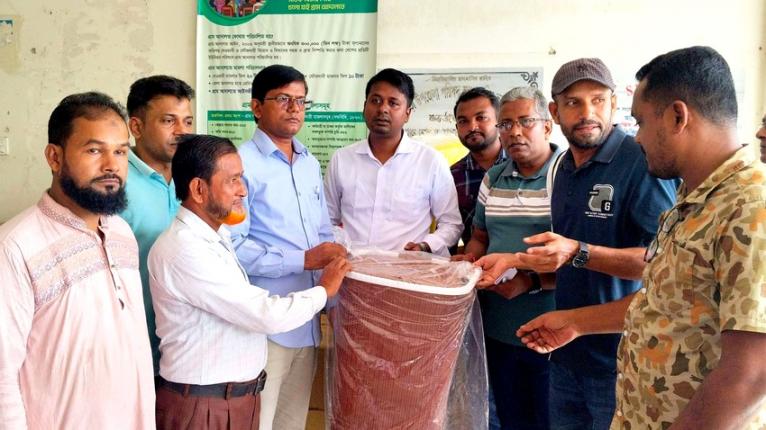 আগৈলঝাড়ায় পরিচ্ছন্নতা অভিযানে ইউএনওকে ডাস্টবিন দিল এনজিওগুলো