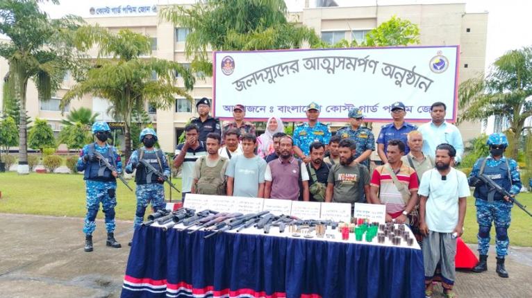 সুন্দরবনে অস্ত্রসহ ‘নানা ভাই’ বাহিনীর ১২ সদস্যের আত্মসমর্পণ