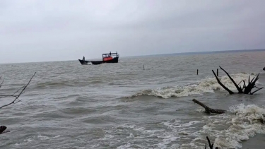 বঙ্গোপসাগরে ট্রলারডুবি, সাগরে ভাসতে থাকা ১৪ জেলে উদ্ধার