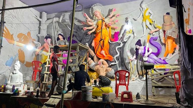মঠবাড়িয়ায় এক আঙিনায় ১৬০ প্রতিমা, দক্ষিণাঞ্চলে বড় পূজার আয়োজন