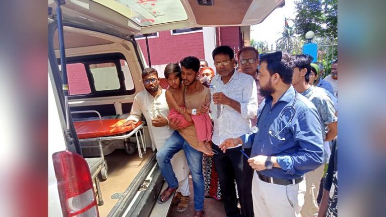 অ্যাম্বুলেন্সে করে শিক্ষার্থী নিগার সুরাইয়াকে বরিশালে নেওয়া হচ্ছে। রবিবার দুপুরে।