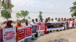 জীবাশ্ম জ্বালানির নতুন প্রকল্প বন্ধের দাবিতে মোংলায় মানববন্ধন