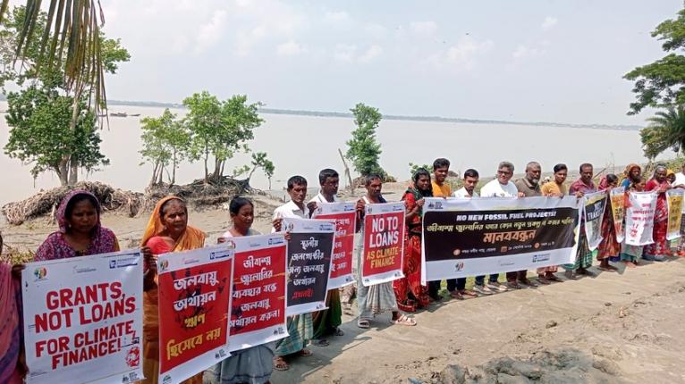 জীবাশ্ম জ্বালানির নতুন প্রকল্প বন্ধের দাবিতে মোংলায় মানববন্ধন