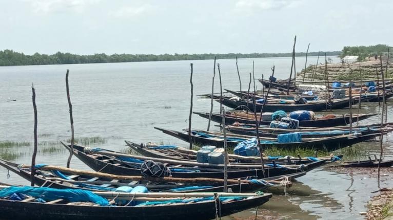 সুন্দরবনে প্রবেশের আগে নৌকা সংস্কারসহ সব প্রস্তুতি সম্পন্ন করেছেন বনজীবীরা।