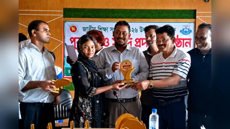 কাউখালীতে জাতীয় শিক্ষা সপ্তাহের পুরস্কার বিতরণ