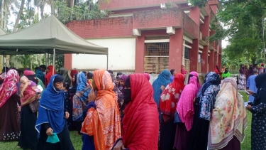 কাউখালীতে ভাসমান হাসপাতাল ‘জীবন খেয়া’র ফ্রি মেডিকেল ক্যাম্প, চিকিৎসা পেলেন চার শতাধিক