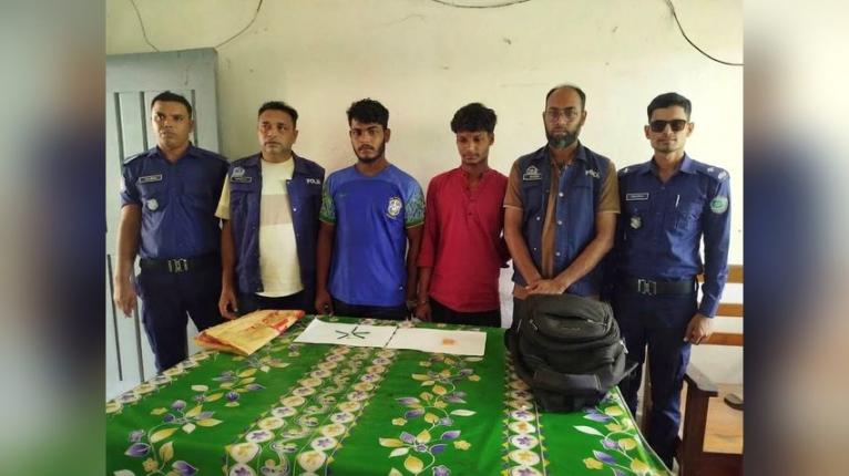 মনপুরায় ইয়াবাসহ আটক দুই যুবক।