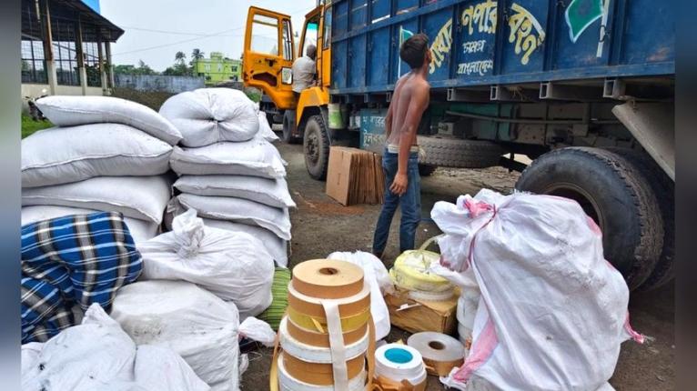 বাগেরহাটে দুই ট্রাকভর্তি সিগারেট তৈরির সরঞ্জাম ও তামাক জব্দ