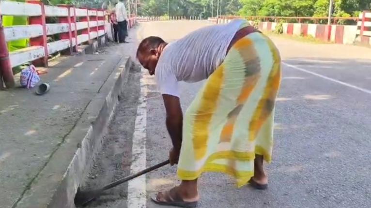 কলাপাড়ায় সড়ক-ড্রেনের পর সেতু পরিচ্ছন্নতায় কৃষকরা