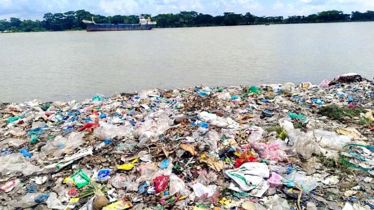 সুগন্ধা নদীর তীরে ময়লার ভাগাড়, দুর্গন্ধে দুর্ভোগ