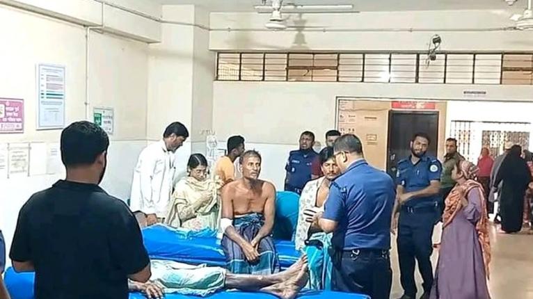 আমতলীতে জমি নিয়ে বিরোধে দফায় দফায় সংঘর্ষ, আহত ২০