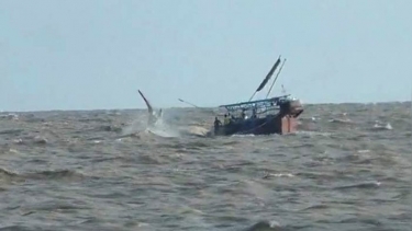 বঙ্গোপসাগরে ১৩ জেলেসহ ট্রলার ডুবি, নিখোঁজ ২