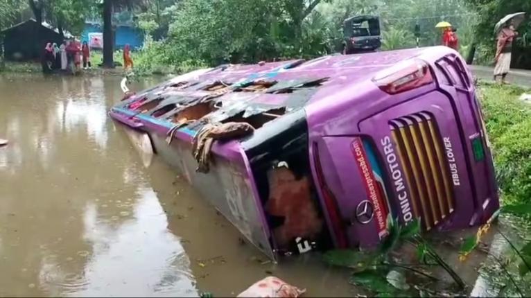 কুয়াকাটায় ডাবল ডেকার বাস খাদে, আহত ১৫