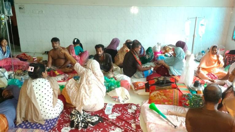 ভাণ্ডারিয়ায় ডেঙ্গুর প্রকোপ, হাসপাতালের মেঝেতেও রোগীর চিকিৎসা