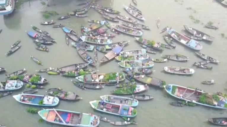 বৈঠাকাটার ভাসমান হাট যেন বাংলার ভেনিস