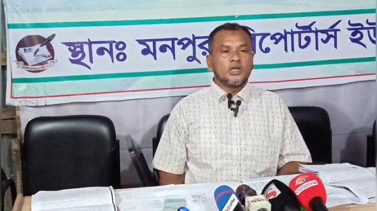 মনপুরা উপজেলা রিপোর্টার্স ইউনিটিতে সংবাদ সম্মেলন করে চাকরি পুনর্বহালের দাবি জানান তৃতীয় শ্রেণির কর্মচারী মো. সেলিম।