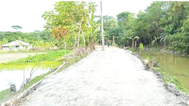 বরগুনায় ৩০ বছর পর গ্রামে সড়ক, কমেছে মানুষের দুর্ভোগ