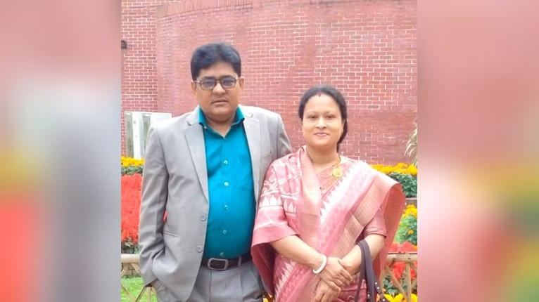 গৌরনদীর শিক্ষক দম্পতি সুদাম পাল ও মন্দিরা রানী পাল।