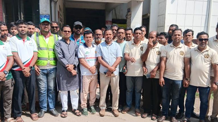 গৌরনদী স্বাস্থ্য কমপ্লেক্সে দুই শতাধিক কর্মীর পরিচ্ছন্নতা অভিযান