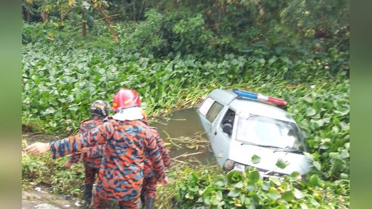 ভোলায় লাশ নিয়ে যাওয়ার পথে অ্যাম্বুলেন্স খালে, পুলিশসহ আহত ৫