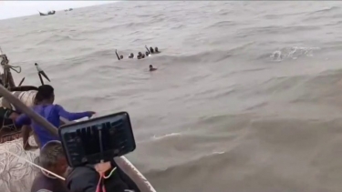 ১৫ জেলেকে নিয়ে বঙ্গোপসাগরে ট্রলারডুবি, সবাইকে জীবিত উদ্ধার